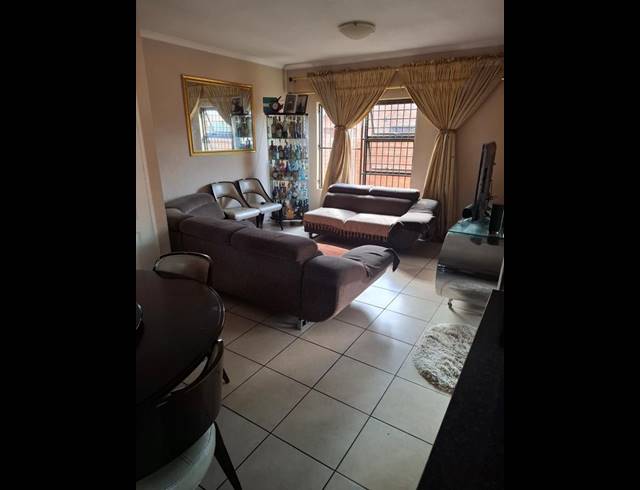 3 BEDROOM PROPERTY TO RENT IN WILLOW PARK MANOR